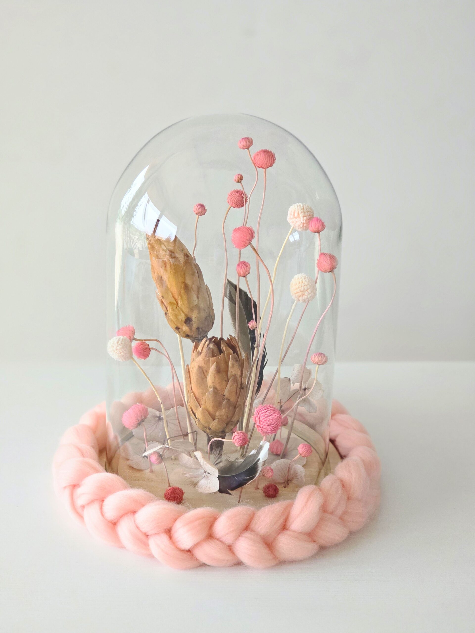 Aranjament din flori naturale uscate, in cupolă din sticlă 28 cm/ 20 cm ( Model 3)
