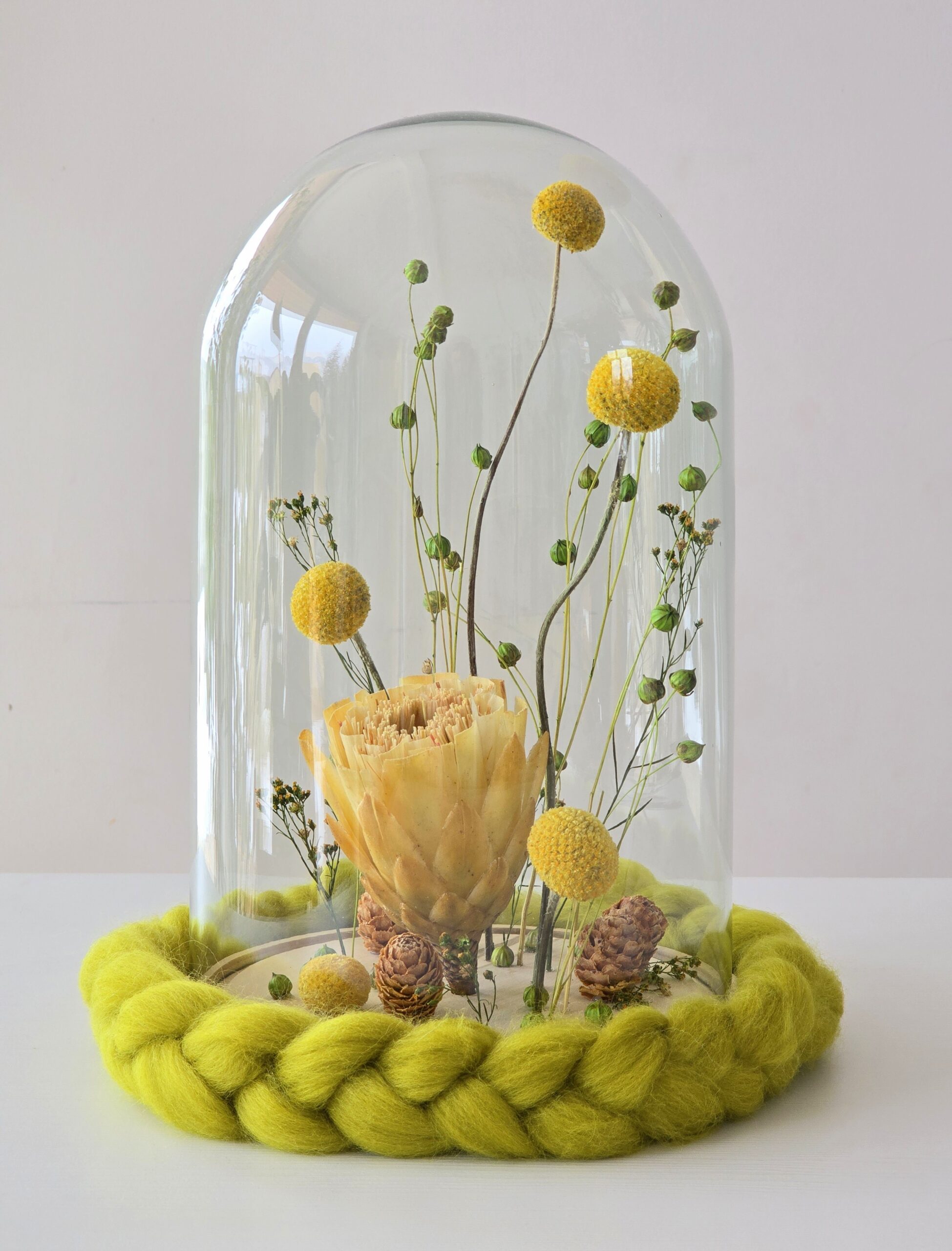 Aranjament din flori naturale uscate, in cupolă din sticlă 28 cm/ 20 cm ( Model 2)